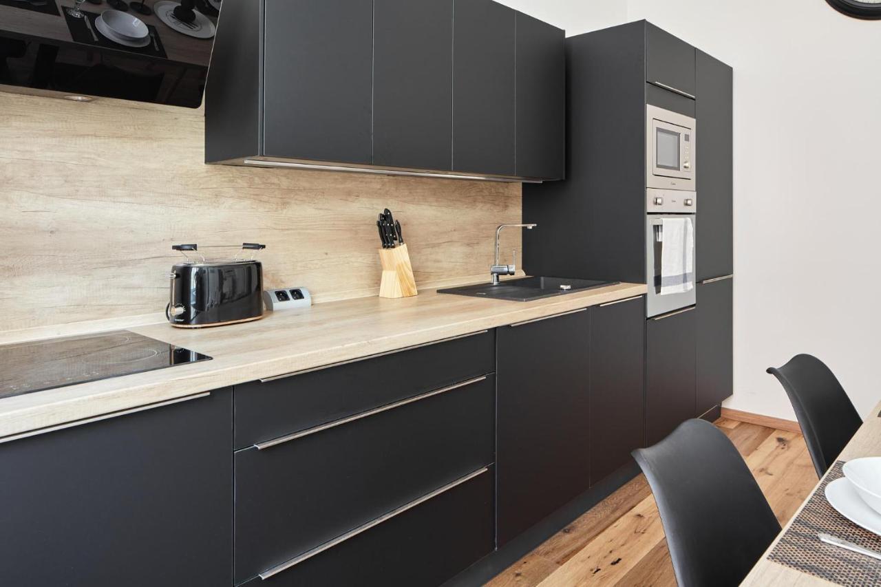 Apartment Days - Stylish - Workspace