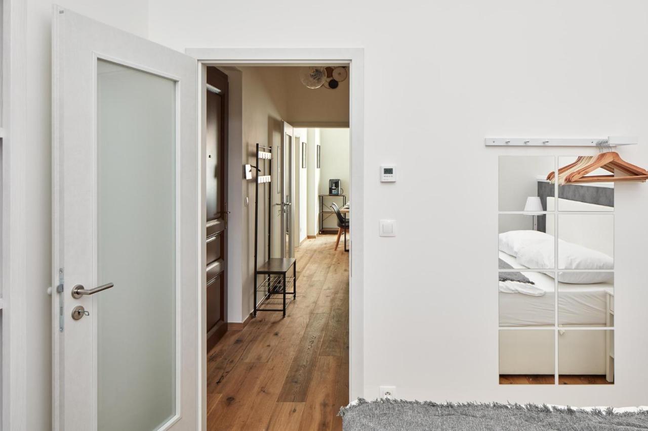 Days - Stylish - Workspace Apartment Prague